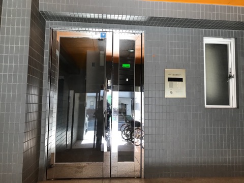 出入り口横のパネルから105を呼び出して下さい