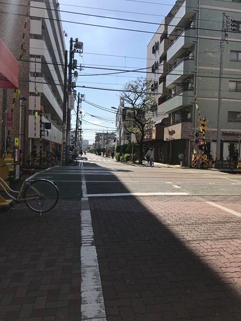 踏切を渡ります。