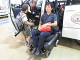 車椅子付き自動車を体験